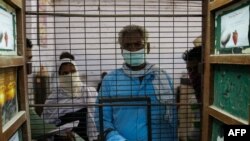 Des patients indiens souffrant de problèmes respiratoires et de tuberculose sont admis pour traitement à l'hôpital Murari Lal Chest de Kanpur, le 1er juin 2018.