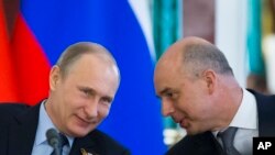 El ministro de Finanzas de Rusia, Anton Siluanov (derecha), junto al presidente Vladimir Putin en una foto de 2015.