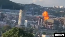 Vista de una explosión causada por ataque con drones ucranianos a la refinería de petróleo Tuapse de Rosneft, en medio del ataque de Rusia a Ucrania, en Tuapse, región de Krasnodar, Rusia, el 22 de julio de 2024.