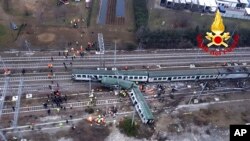 Foto dari udara yang dirilis oleh petugas pemadam kebakaran Italia, Vigili del Fuoco ini, menunjukkan beberapa gerbong kereta api keluar dari relnya di stasiun Pioltello Limito, luar kota Milan, Italia, 25 Januari 2018. 