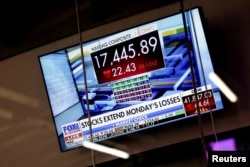 Layar televisi menunjukkan harga indeks komposit Nasdaq (.NCOMP) di situs pasar Nasdaq saat pasar saham AS dibuka pada hari Selasa setelah aksi jual besar-besaran pada hari Senin di New York City, Amerika Serikat, 11 Maret 2025. (Mike Segar/REUTERS)