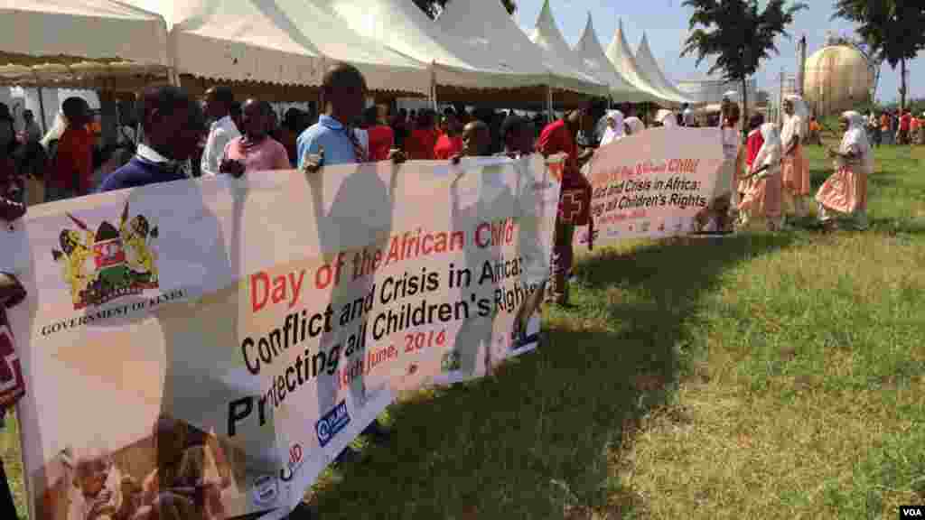 Des enfants avec une longue bannière en main au kenya lors d'une manifestion pour la journée internationale de l'enfant africain, le 16 juin 2016.