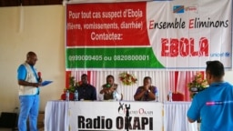 Le Ministre de la Santé Oly Ilunga, au centre, et le Jean-Jacques Muyembe, chercheur congolais et pionnier de la lutte contre Ebola participent à une émission publique de la Radio Okapi à Beni, Nord-Kivu, 6 septembre 2018. (Twitter/Ministère de la Santé d