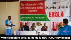 Le Ministre de la Santé Oly Ilunga, au centre, et le Jean-Jacques Muyembe, chercheur congolais et pionnier de la lutte contre Ebola participent à une émission publique de la Radio Okapi à Beni, Nord-Kivu, 6 septembre 2018. (Twitter/Ministère de la Santé d