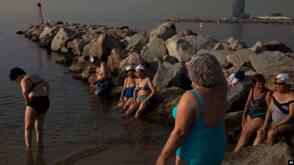 Las personas en Barcelona buscan lugares donde ir para refrescarse debido a las altas temperaturas.