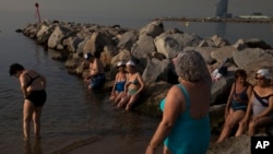 Las personas en Barcelona buscan lugares donde ir para refrescarse debido a las altas temperaturas.