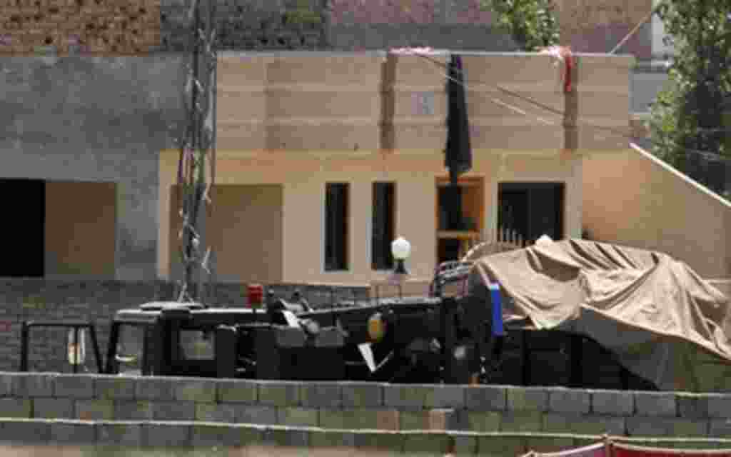 Los vehículos están estacionados dentro del recinto de una casa donde se cree que vivió Osama bin Laden en Abbottabad, Pakistán.