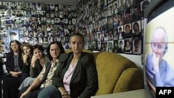Žene iz Srebrenice u Tuzli prate TV prenos prvog pojavljivanja Ratka Mladića pred Haškim sudom.