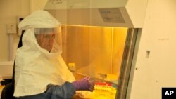 Il faut prendre de grandes précautions lorsque l'on suspecte la fièvre à virus Ebola, qui est hautement contagieuse