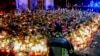 Se colocan flores frente a la iglesia Johannis cerca del mercado navideño en Magdeburgo, Alemania, el lunes 23 de diciembre de 2024. (Foto AP/Ebrahim Noroozi)