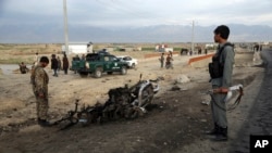 حملے کے بعد جائے واقعہ پر افغان سیکورٹی اہل کار موجود ہیں۔