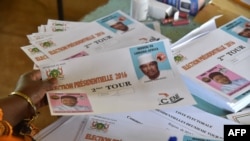 A polling station worker counts ballots during the second round of the presidential election at the polling station in Niamey, Niger, March 20, 2016.