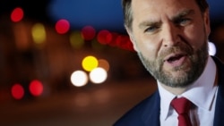 جی‌دی ونس، معاون رئیس جمهوری آمریکا در حال گفت‌وگو با خبرنگاران در فرودگاهی در مجارستان