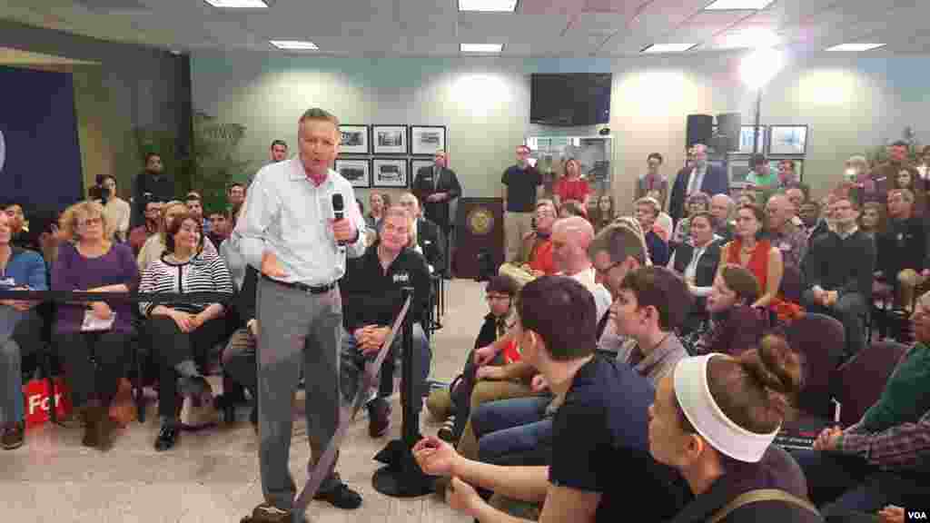 Republican candidate, Ohio Governor John Kasich holds a rally at the Arlington campus of George Mason University in Arlington, Virginia, March 1, 2016. (W. Gallo / VOA)