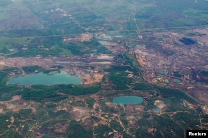 Pemandangan dari udara bekas tambang di Kalimantan Timur, 18 November 2015. (Foto: Antara via Reuters)