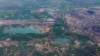 Pemandangan dari udara bekas tambang di Kalimantan Timur, 18 November 2015. (Foto: Antara via Reuters)