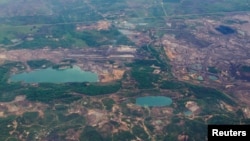 Pemandangan dari udara bekas tambang di Kalimantan Timur, 18 November 2015. (Foto: Antara via Reuters)