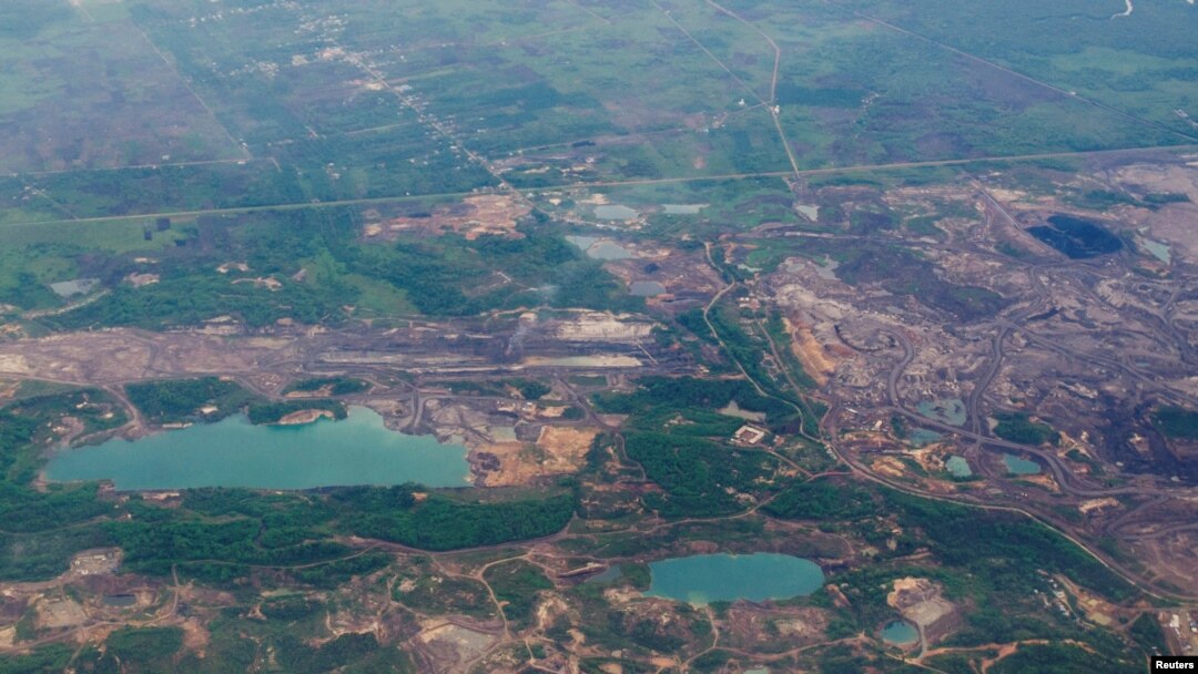 Pemandangan dari udara bekas tambang di Kalimantan Timur, 18 November 2015. (Foto: Antara via Reuters)