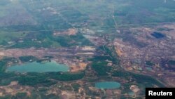 Pemandangan dari udara bekas tambang di Kalimantan Timur, 18 November 2015. (Foto: Antara via Reuters)