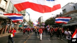 Demonstran anti-pemerintah Thailand berpawai melewati jalanan di wilayah pecinan, Bangkok (1/2). 
