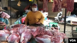 Poultry vendor Kai Tiya at an open stall in Phsar Doeurm Kor market during the country's two-week lockdown, in Phnom Penh, Cambodia, on April 15, 2021. (Thida Win/VOA Khmer) 