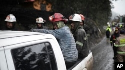 ARCHIVO - Mineros viajan en la parte trasera de una camioneta después de ayudar en los esfuerzos de rescate tras explosión en una mina de carbón en Sutatausa, departamento de Cundinamarca, Colombia, el miércoles 15 de marzo de 2023.