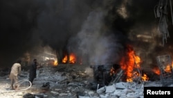 지난 12일 시리아 이들리브시의 한 시장이 정부군 공습을 받아 화염에 휩싸였다. (자료사진)