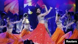 Bollywood actress Deepika Padukone performs during the 15th International Indian Film Academy Awards in Tampa, Florida, April 26, 2014. Picture taken April 26, 2014. REUTERS/Mohammed Jaffer-SnapsIndia (UNITED STATES - Tags: ENTERTAINMENT) - RTR3MU0V
