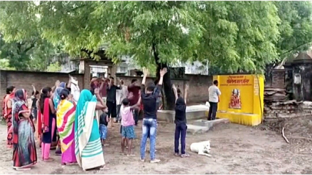 Umat bersorak saat berdiri di dekat patung 'Dewi Corona', di tengah pandemi COVID-19, di sebuah kuil di Pratapgarh, Uttar Pradesh, India, 11 Juni 2021. (Foto: ANI/REUTERS TV/VIA REUTERS)
