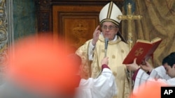 梵蒂崗報章提供的照片羅馬天主教教宗方濟3月14日在西斯汀教堂與樞機主教們一起祈禱﹐並舉行了慶祝彌撒。