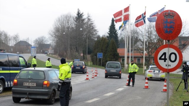 La policía danesa patrulla el cruce fronterizo con Alemania en Padborg, Dinamarca, el lunes, 4 de enero de 2016.