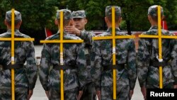 新入伍的中國解放軍在杭州接受訓練 (資料照片)
