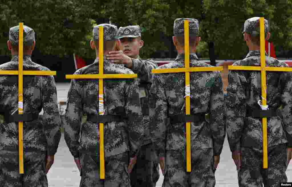 Para kadet dari Tentara Pembebasan Rakyat China mengambil bagian dalam pelatihan "meluruskan postur tubuh" di kota Hangzhou, provinsi Zhejiang.