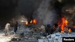 Incendio en un mercado de Idlib, en Siria, impactado por ataques aéreos el pasado 12 de junio.