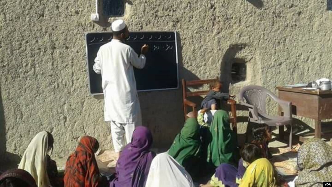 په بلوچستان کې حکومت وايی هلته ټول ټال ۱۳٥۰۰ حکومتي ښونځي دي او نادولتي ادارې وایي شاوخوا ۲۰۰۰ ښونځي غیر فعاله دي