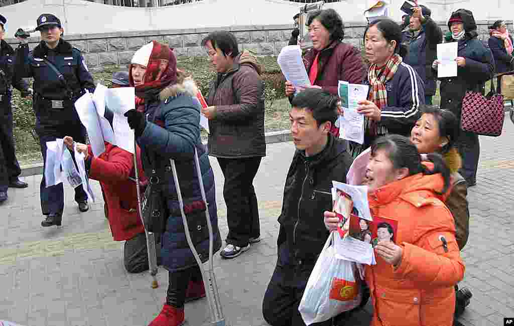 2008年12月10日在中国外交部外喊冤的上访人员