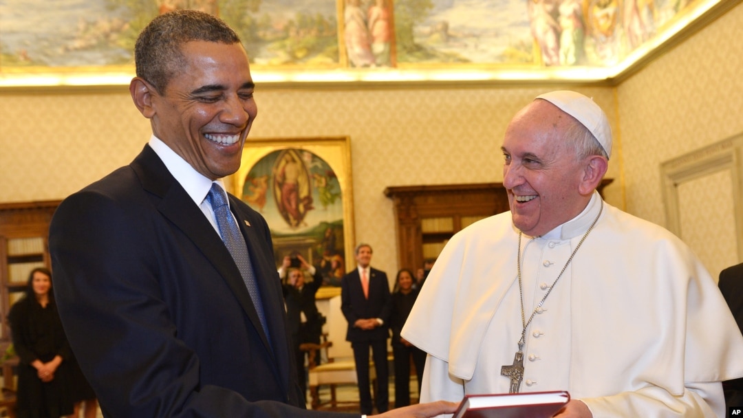 Ðức Giáo Hoàng và Tổng thống Obama trao đổi quà tặng tại Vatican, ngày 27/3/2014.
