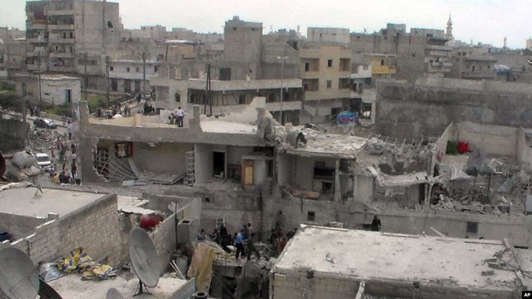 Warga Aleppo terlihat berada di atap rumah mereka yang hancur pasca serangan udara Pemerintah Suriah (15/4). Syrian Observatory for Human Rights melaporkan serangan terhadap desa Buwaydah Timur Rabu pagi (17/4) telah menewaskan sedikitnya tujuh warga sipil.