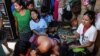 Familiares lloran la muerte de un hombre después de haber sido abatido durante las protestas contra el golpe de estado en Yangon, en Myanmar. Foto: Reuters.