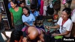 Familiares lloran la muerte de un hombre que fue abatido durante las protestas contra el golpe de estado en Rangún, Myanmar. [Foto de archivo]