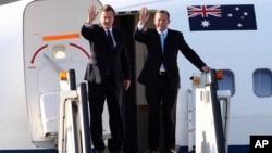 14일 데이비드 캐머런 영국 총리(왼쪽)와 토니 애버트 호주 총리가 주요 20개국 정상회의 참석차 호주 브리즈번에 도착했다.