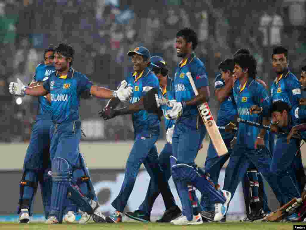 سری لنکا کے کرکٹ کھلاڑیوں نے شاندار پرفارمنس دے کر پہلی بار ٹی ٹوئنٹی ورلڈ کپ کی ٹرافی اپنے نام کی ہے
