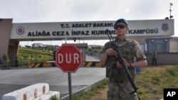 Seorang tentara Turki sedang berjaga di depan pintu gerbang kompleks penjara Aliaga, provinsi Izmir, Turki barat, 7 Mei 2018. (Foto: dok). 