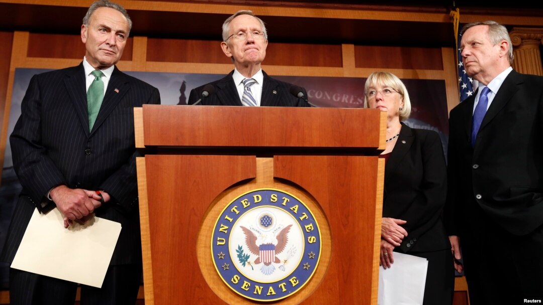 Pemimpin mayoritas Senat AS Harry Reid berbicara setelah pemungutan suara di Gedung Capitol Hill, Washington (16/10). (Reuters/Kevin Lamarque)