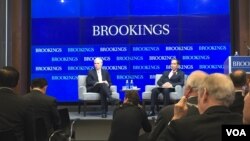 Presiden Joko Widodo (depan, kanan) dalam acara di lembaga Brookings Institution di Washington DC hari Selasa (27/10).