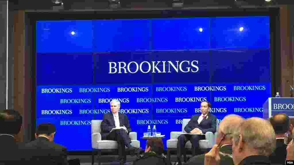 Presiden Joko Widodo berbicara dalam diskusi di lembaga Brookings Institution di Washington, DC (27/10).&nbsp;