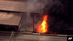 Un tramo de la Interestatal 85 se derrumbó tras registrarse un incendio de gran magnitud en el centro de la ciudad. No se reportaron personas heridas