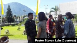 Pemeriksaan suhu tubuh kepada umat yang hendak memasuki gedung gereja Katedral Ruteng, Nusa Tenggara Timur pada saat upacara penahbisan Uskup Ruteng, Kamis, 19 Maret 2020. ( Foto: Pastor Steven Lalu)