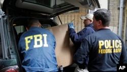 Para petugas biro penyelidik federal AS (FBI) dalam sebuah operasi (foto: ilustrasi).