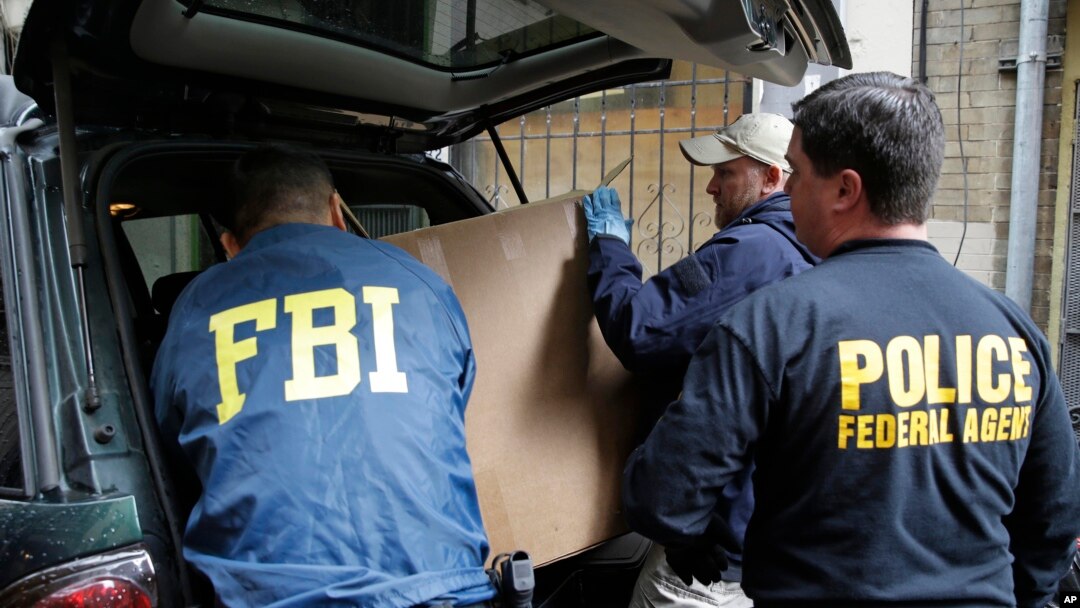 Para petugas biro penyelidik federal AS (FBI) dalam sebuah operasi (foto: ilustrasi).